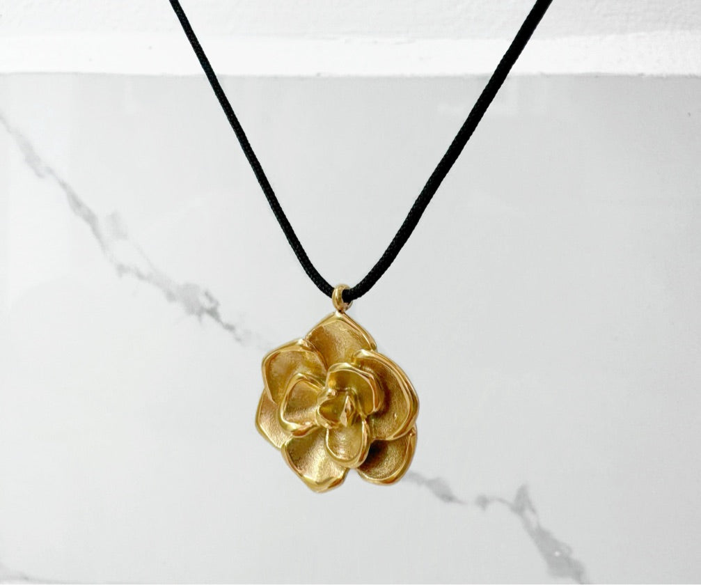 Collar Camelia